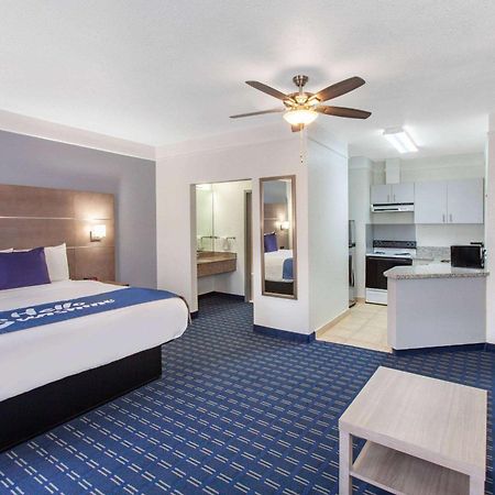 Days Inn & Suites By Wyndham Webster Nasa-Clearlake-Houston Exteriör bild