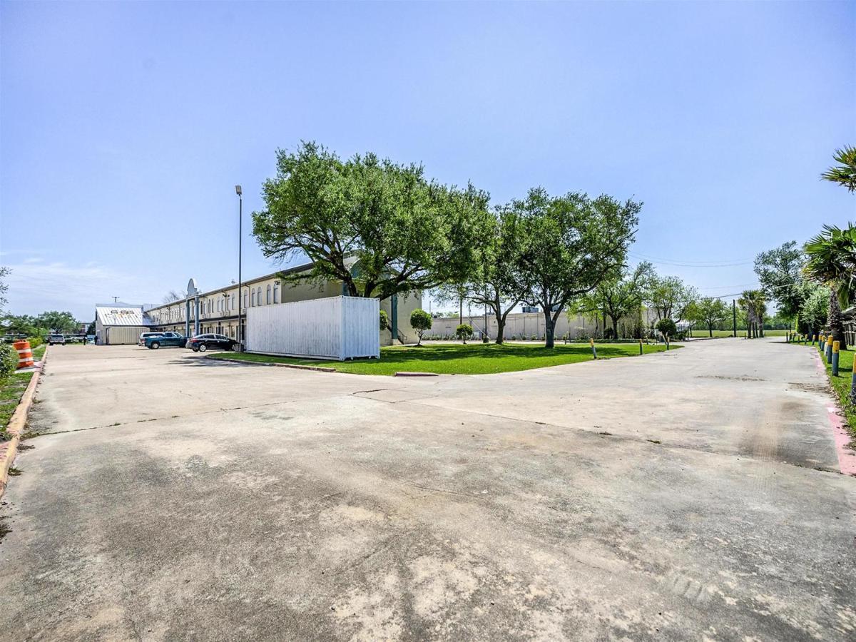 Days Inn & Suites By Wyndham Webster Nasa-Clearlake-Houston Exteriör bild