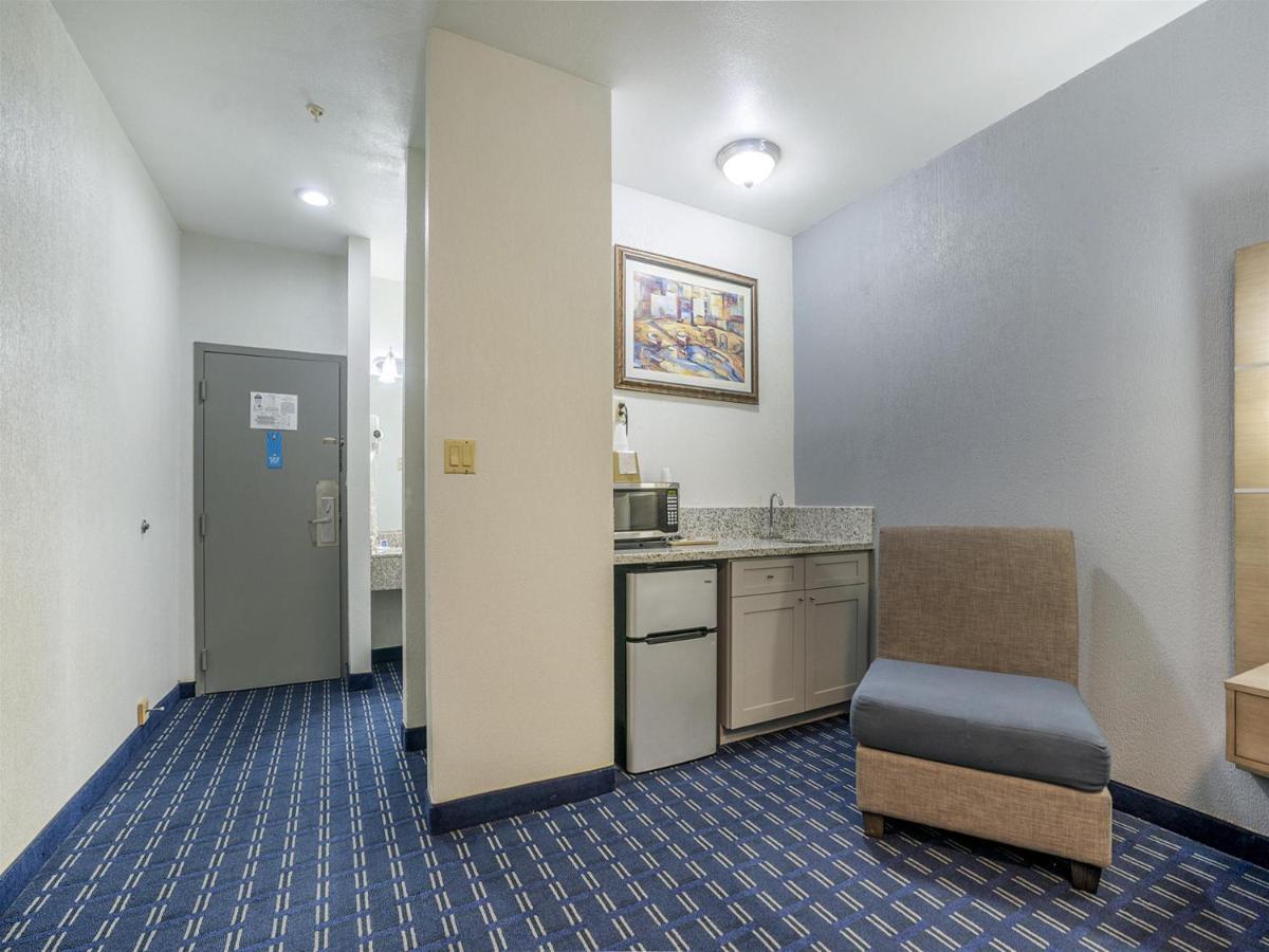 Days Inn & Suites By Wyndham Webster Nasa-Clearlake-Houston Exteriör bild