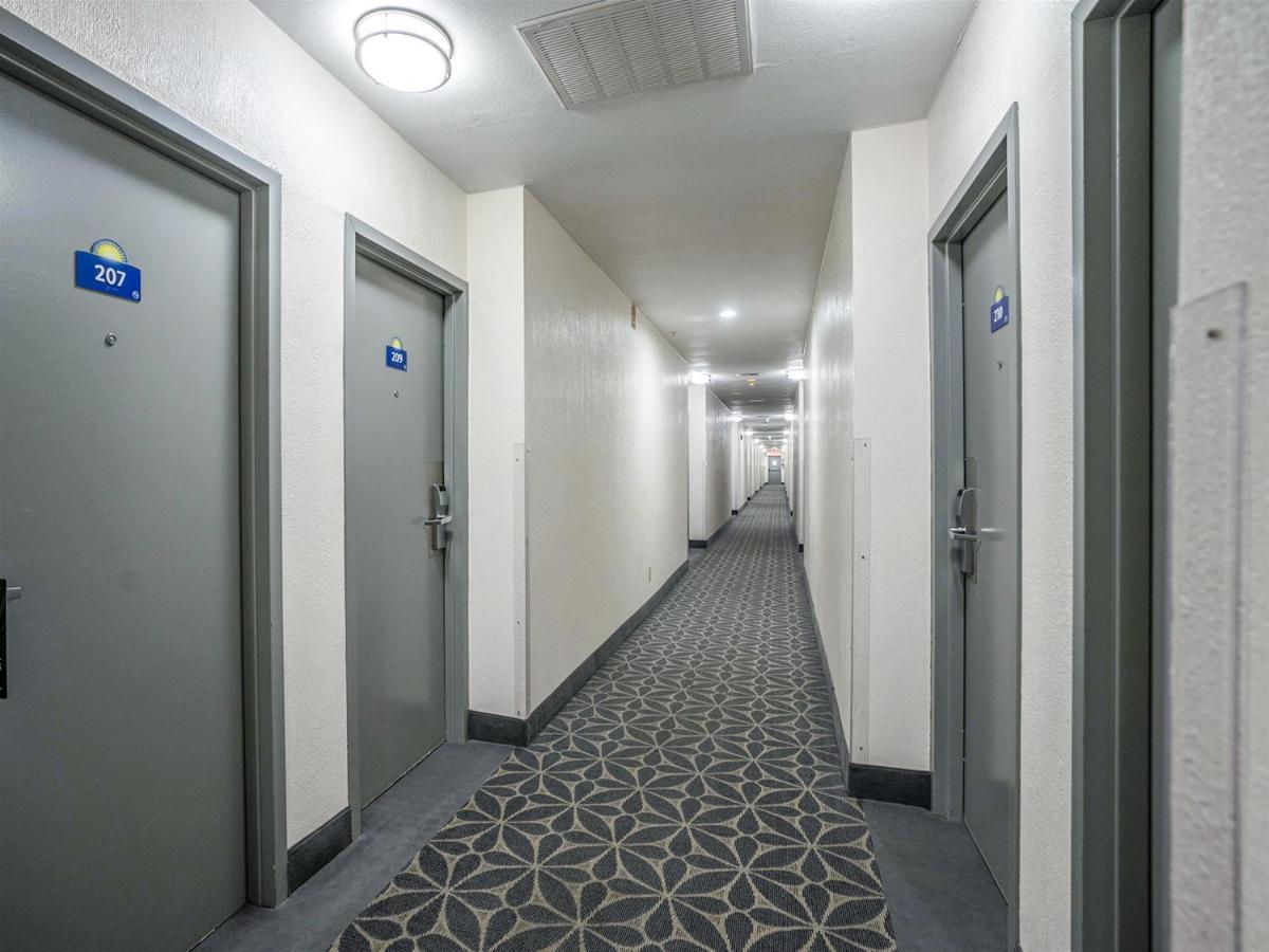 Days Inn & Suites By Wyndham Webster Nasa-Clearlake-Houston Exteriör bild