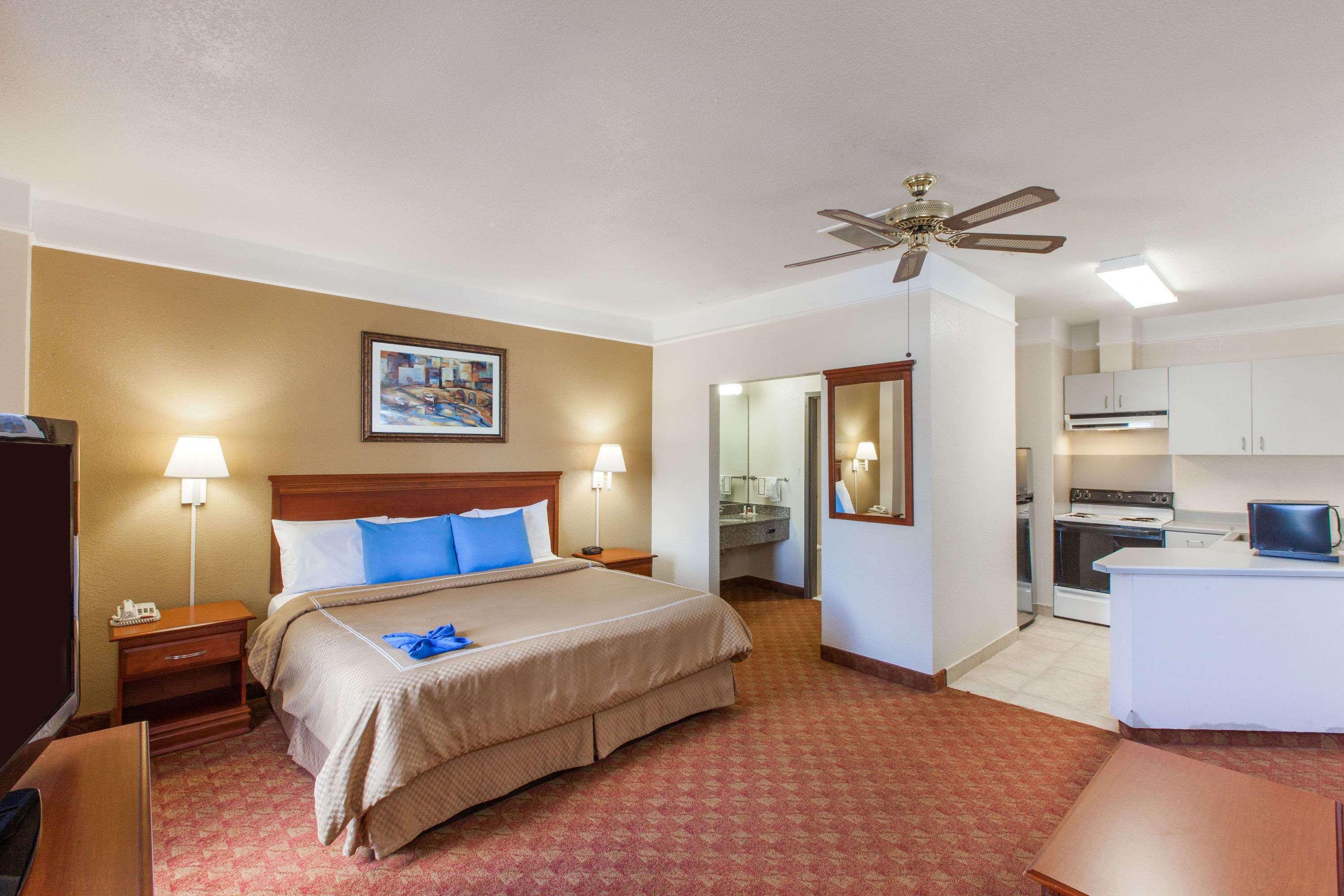 Days Inn & Suites By Wyndham Webster Nasa-Clearlake-Houston Exteriör bild