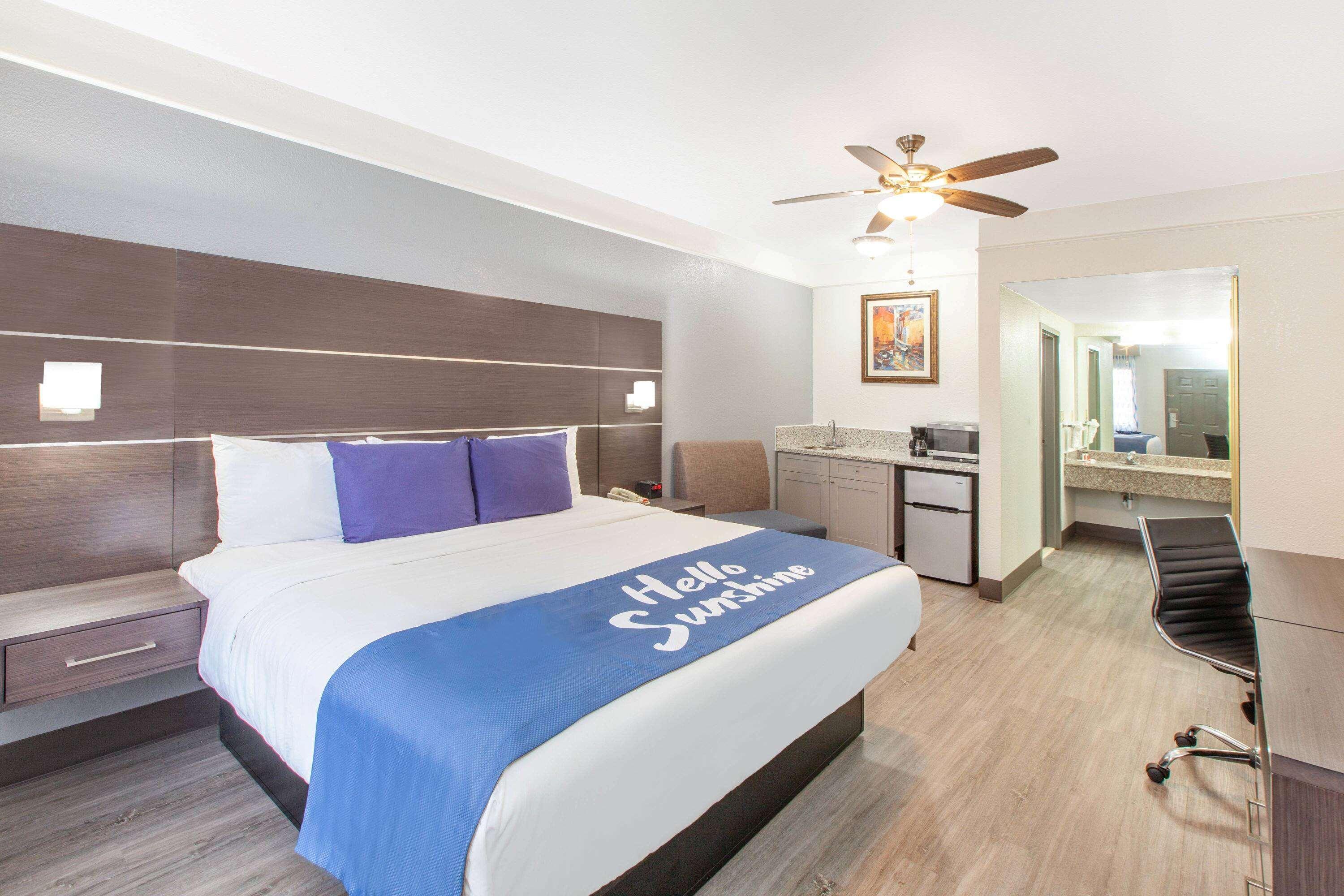 Days Inn & Suites By Wyndham Webster Nasa-Clearlake-Houston Exteriör bild