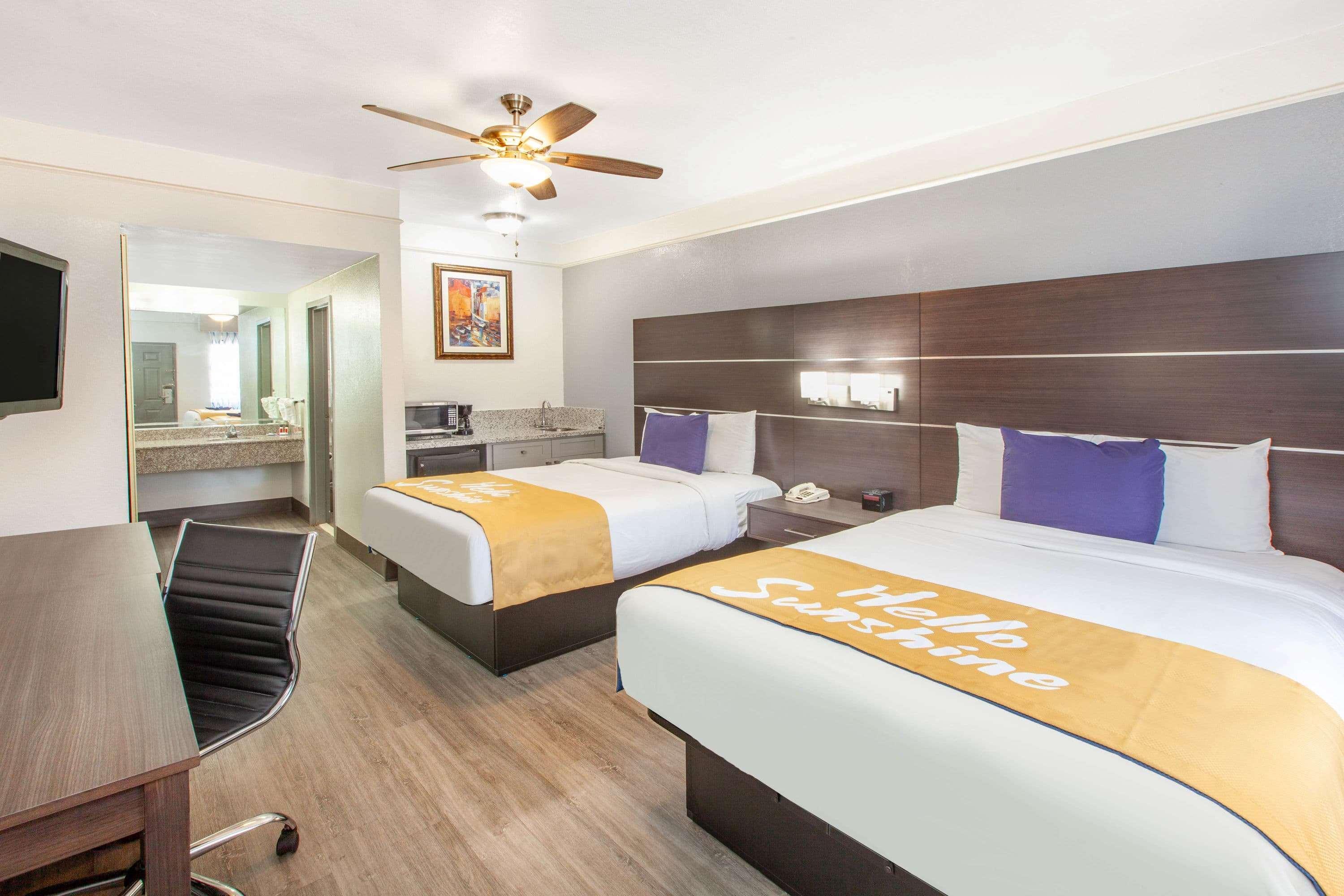 Days Inn & Suites By Wyndham Webster Nasa-Clearlake-Houston Exteriör bild