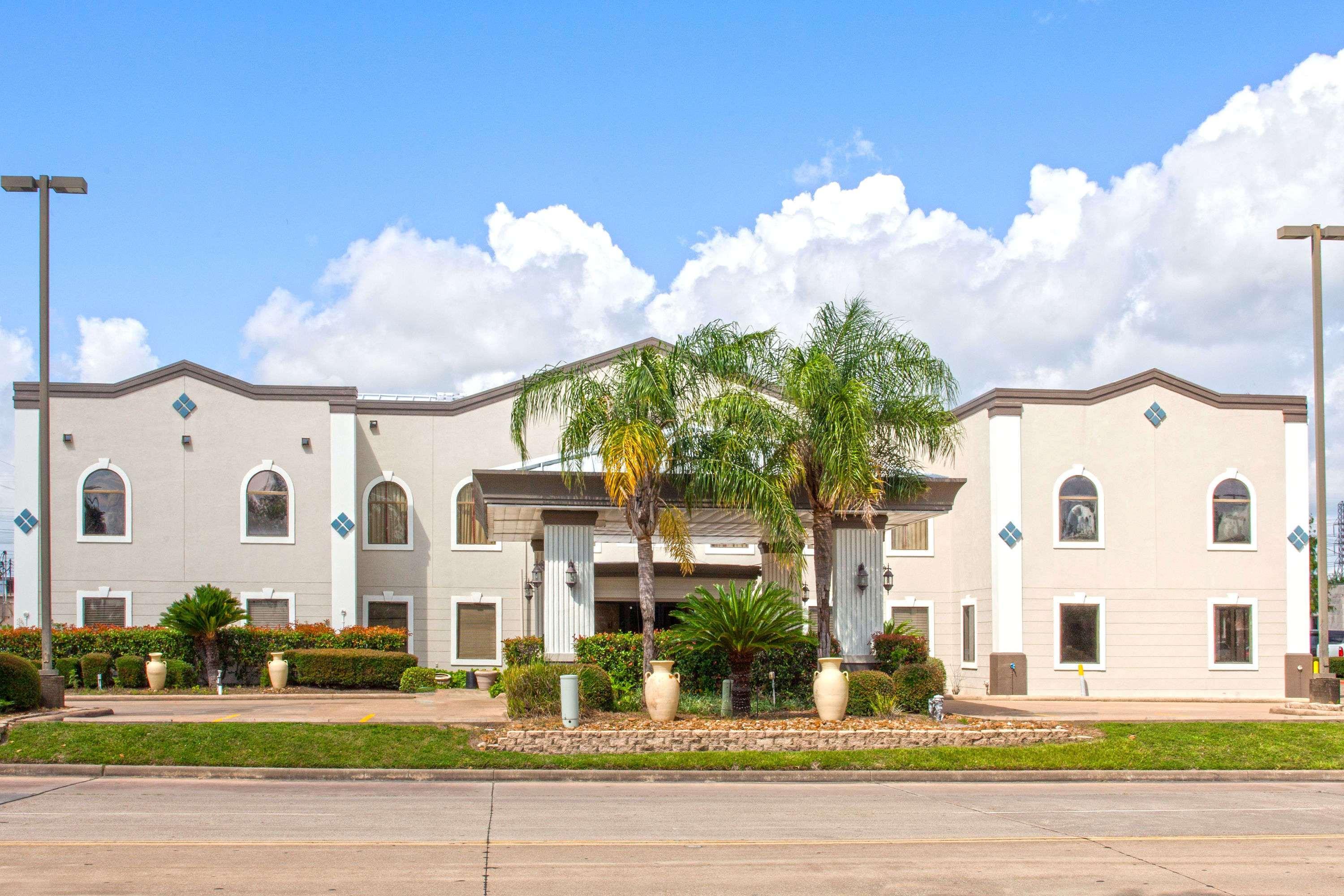 Days Inn & Suites By Wyndham Webster Nasa-Clearlake-Houston Exteriör bild