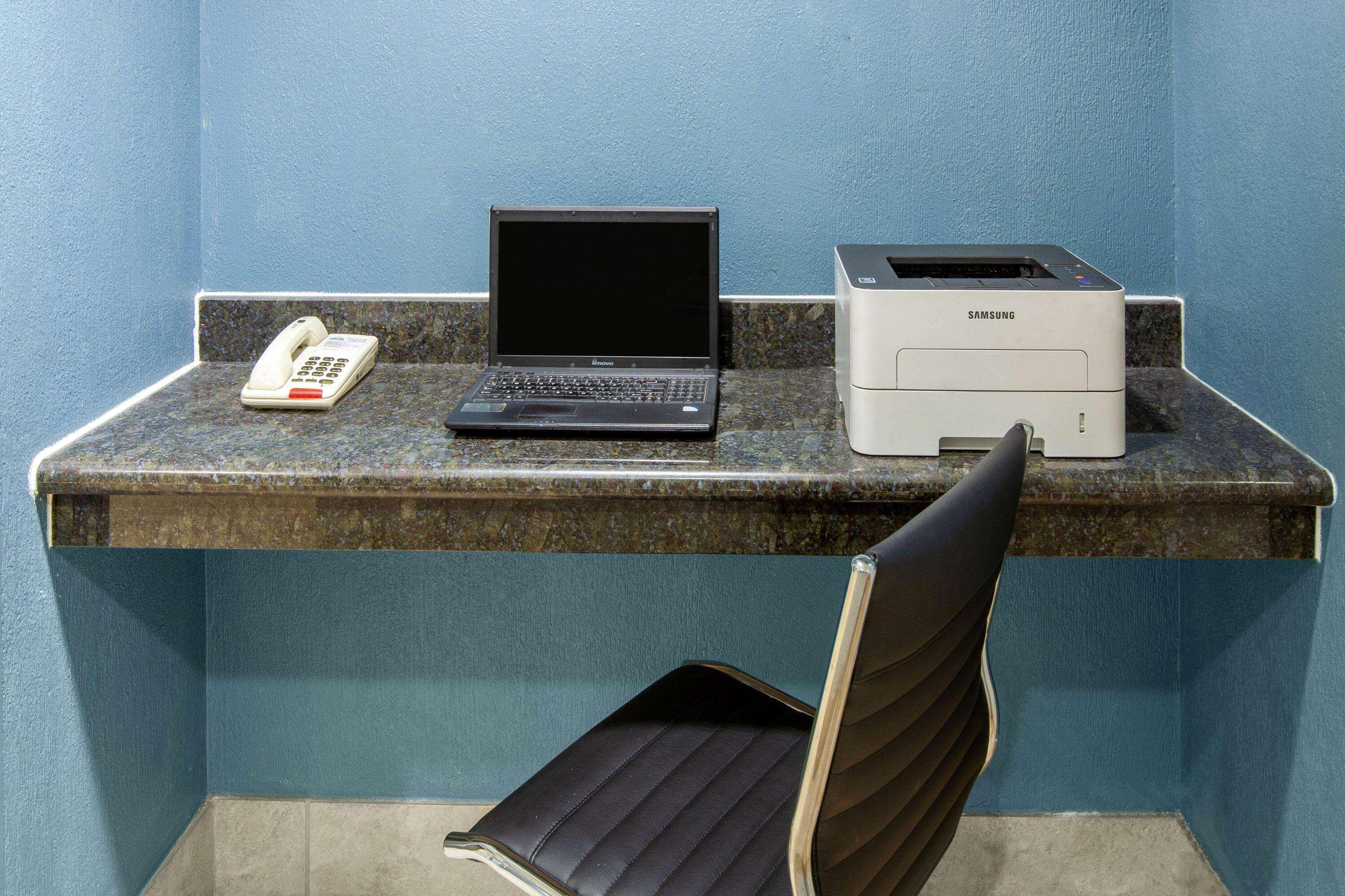 Days Inn & Suites By Wyndham Webster Nasa-Clearlake-Houston Exteriör bild
