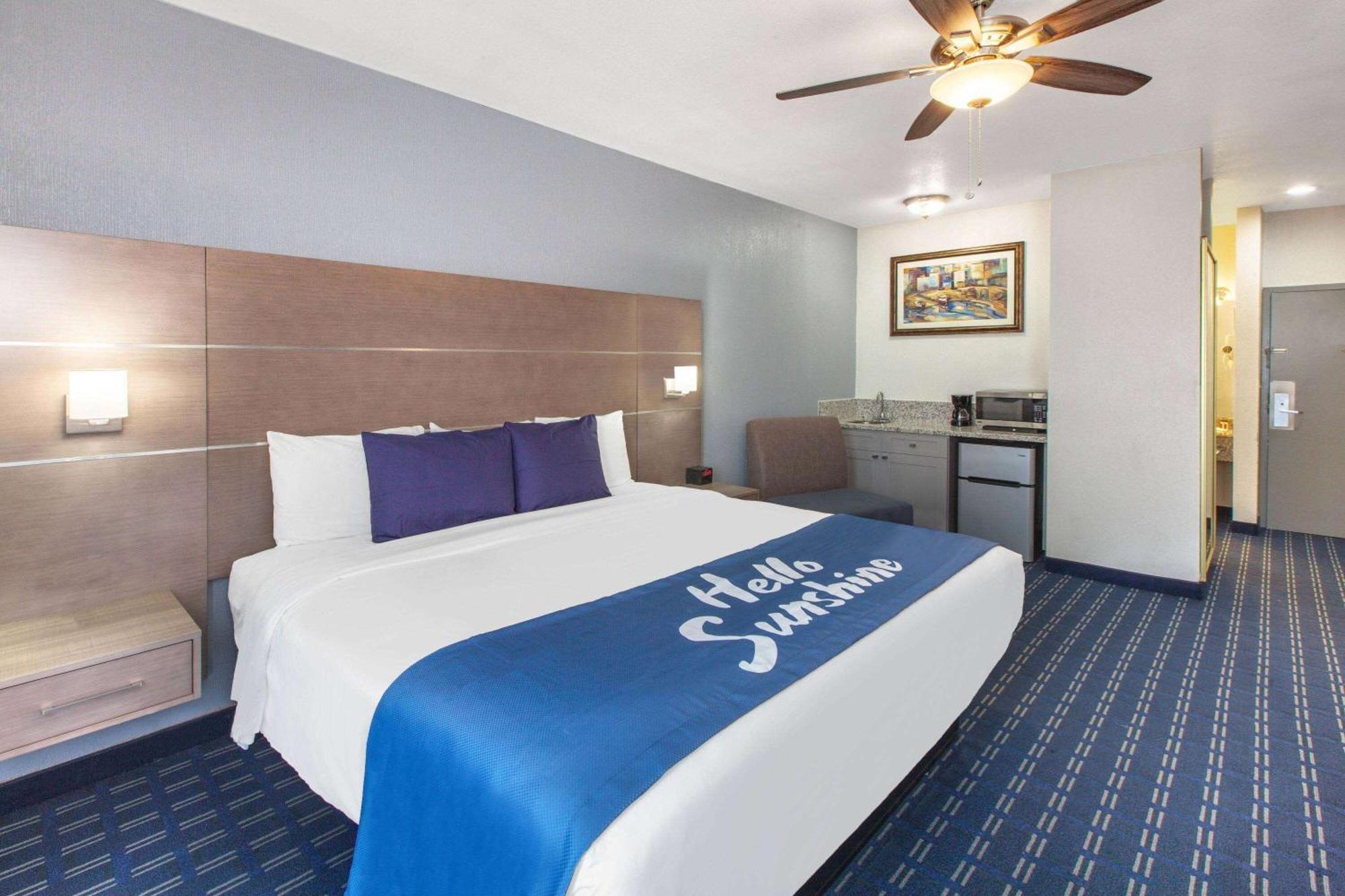 Days Inn & Suites By Wyndham Webster Nasa-Clearlake-Houston Exteriör bild